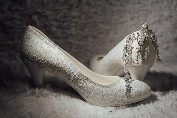 Svatební nevěsta. Stylové boty, náušnice, podvazkový stojan — Stock fotografie
