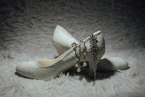 Sposa accessorio di nozze. Scarpe alla moda, orecchini, reggicalze — Foto Stock