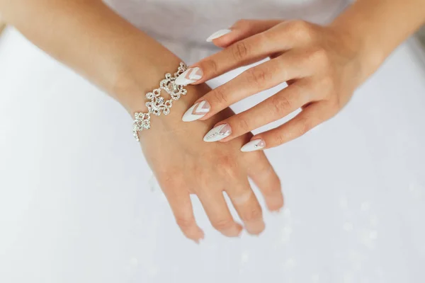 A noiva endireita uma bela pulseira na mão — Fotografia de Stock
