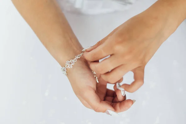 A noiva endireita uma bela pulseira na mão — Fotografia de Stock