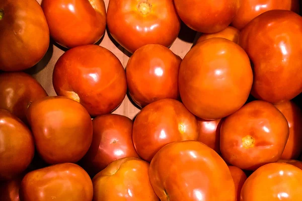 Verdure nel supermercato. Pomodori maturi rossi. texture, rosso — Foto Stock