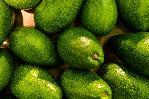 Fruit in de supermarkt. Mooie groene avacado. textuur, gre — Stockfoto