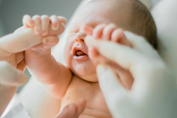 新生児の母親の指を握って接近中だソフトフォーカス — ストック写真