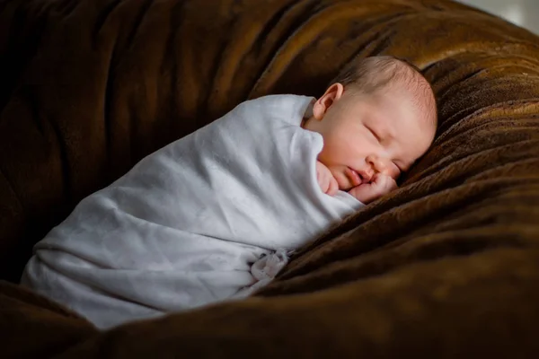 新生児は寝てる茶色の背景 — ストック写真