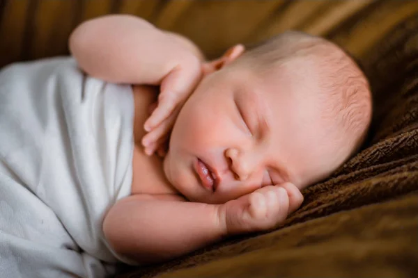 新生児は寝てる茶色の背景 — ストック写真