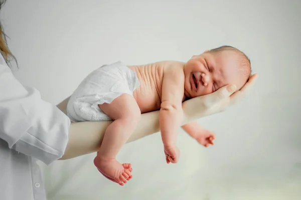 美しい新しい生まれた赤ちゃんのお母さんの手で休む. — ストック写真
