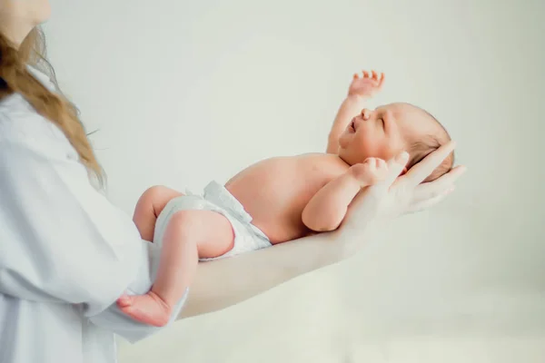 Vackra nyfödda bebis vilar på mammas hand. — Stockfoto