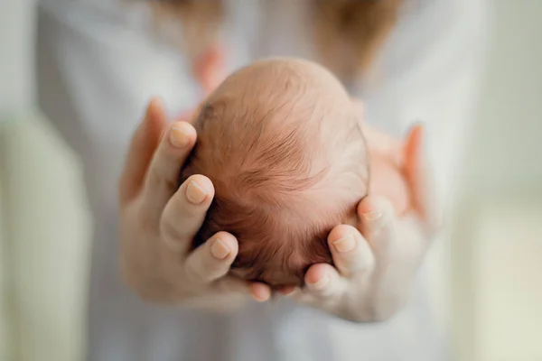 Annemin eli istirahat güzel yeni doğan bebek. — Stok fotoğraf