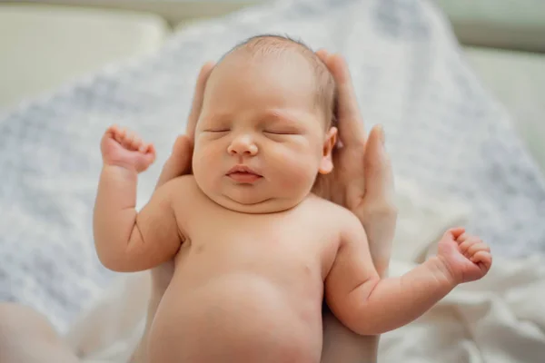 Piękny nowo narodzone dziecko na ręce mama. — Zdjęcie stockowe