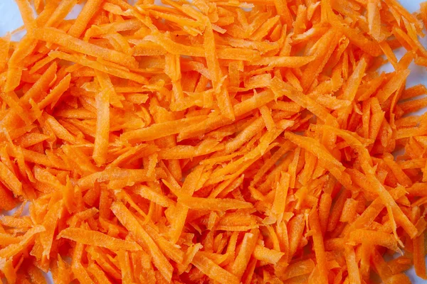 Сочная яркая морковь, натертая на терке, изолированной на белой спине Лицензионные Стоковые Фото