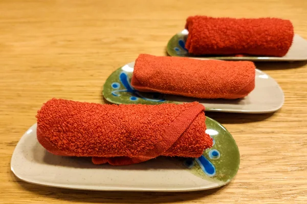 Красно-катаный набор Ошибори горячее или холодное полотенце подается в Japa Стоковое Фото