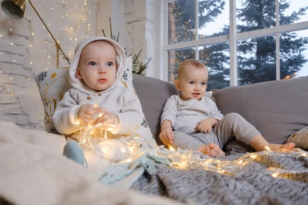 クリスマスの朝明るい服の子供たちが座っている — ストック写真