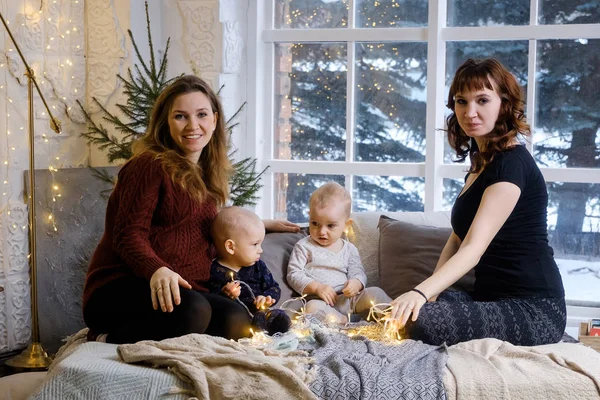 二めちゃくちゃな女の子遊びますともに彼らの養子とともにクリスマスm — ストック写真