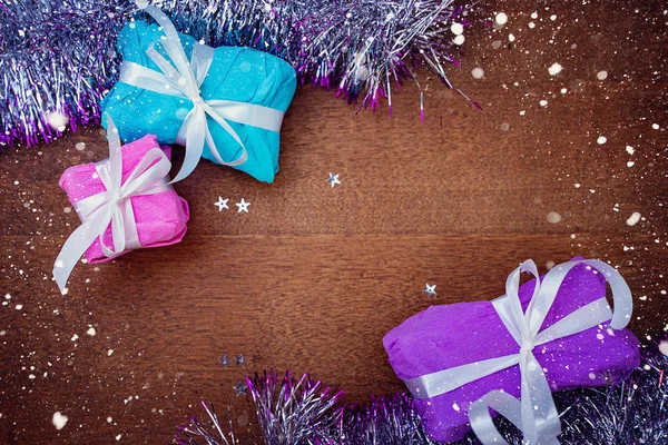 Ξύλινο φόντο Χριστουγέννων με κουτιά δώρων γύρω από την περίμετρο — Φωτογραφία Αρχείου