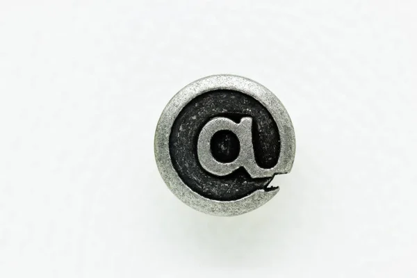 Στρογγυλό Μεταλλικό Κουμπί Τζιν Στυλ Vintage Mail Σύμβολο — Φωτογραφία Αρχείου