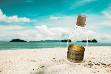 Bir mesajla, bitcoin beach, cryptocurrency kavramı, dijital bloğu zinciri yakınındaki şişe cam şişe