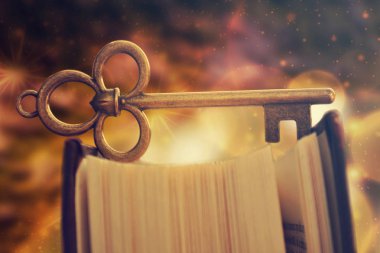 Eski kitap üzerinde anahtar duran antika. Eğitim kavramı, okuma anahtarıdır.