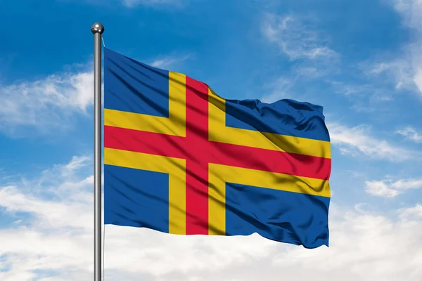奥兰群岛的旗帜在风中飘扬 对白色多云的蓝天 — 图库照片