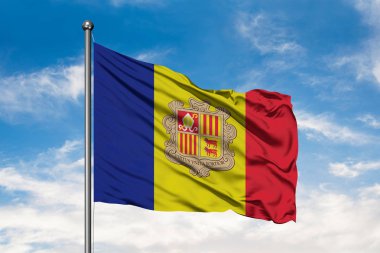 Andorra beyaz bulutlu mavi gökyüzü karşı rüzgarda sallayarak bayrak. Andorra bayrağı.