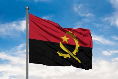 Angola beyaz bulutlu mavi gökyüzü karşı rüzgarda sallayarak bayrak. Angola bayrağı.