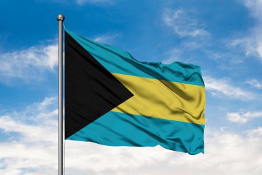 Bahamalar beyaz bulutlu mavi gökyüzü karşı rüzgarda sallayarak bayrak. Bahama bayrak.