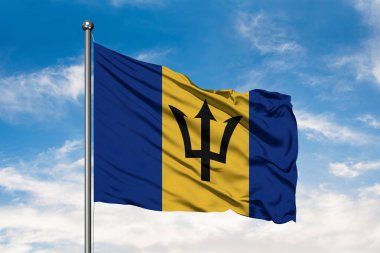 Barbados beyaz bulutlu mavi gökyüzü karşı rüzgarda sallayarak bayrak. Barbadoslu bayrak.
