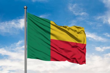 Benin beyaz bulutlu mavi gökyüzü karşı rüzgarda sallayarak bayrak. Beninese bayrağı.