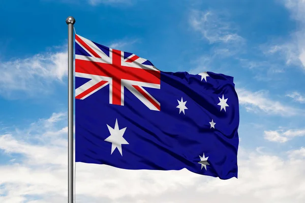 Die Australische Flagge Weht Wind Gegen Den Wolkenverhangenen Blauen Himmel — Stockfoto