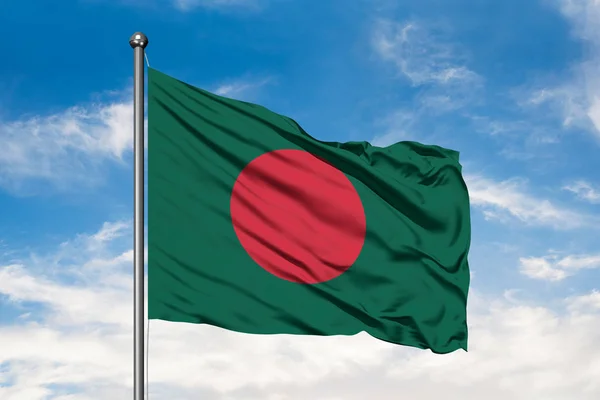Bandera Bangladesh Ondeando Viento Contra Cielo Azul Nublado Blanco Bandera — Foto de Stock