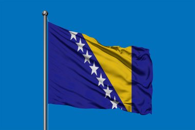 Bosna-Hersek derin mavi gökyüzü karşı rüzgarda sallayarak bayrak. Bosna bayrağı.