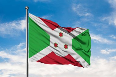 Burundi beyaz bulutlu mavi gökyüzü karşı rüzgarda sallayarak bayrak. Burundi bayrağı.