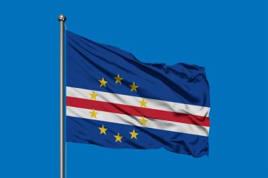 Cape Verde Adaları derin mavi gökyüzü karşı rüzgarda sallayarak bayrak. Cape Verdean bayrak.