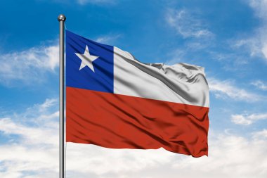 Şili beyaz bulutlu mavi gökyüzü karşı rüzgarda sallayarak bayrak. Şili bayrağı.