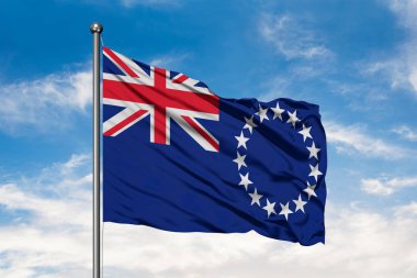 Cook Adaları beyaz bulutlu mavi gökyüzü karşı rüzgarda sallayarak bayrağı.