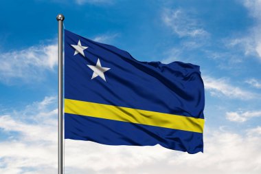 Curacao beyaz bulutlu mavi gökyüzü karşı rüzgarda sallayarak bayrak.