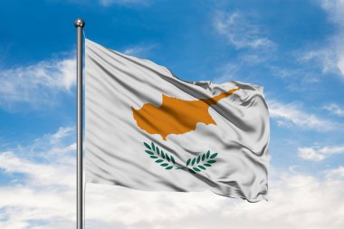 Kıbrıs beyaz bulutlu mavi gökyüzü karşı rüzgarda sallayarak bayrak. Kıbrıs bayrağı.