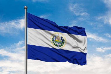 El Salvador beyaz bulutlu mavi gökyüzü karşı rüzgarda sallayarak bayrak. Salvador bayrak.