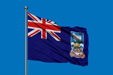Falkland Adaları rüzgara karşı derin mavi gökyüzü sallayarak bayrağı.