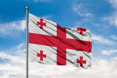 Bayrak beyaz bulutlu mavi gökyüzü karşı rüzgarda sallayarak Gürcistan. Gürcü bayrağı.