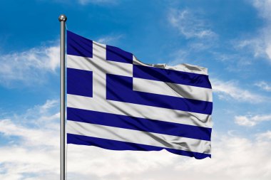 Yunanistan beyaz bulutlu mavi gökyüzü karşı rüzgarda sallayarak bayrak. Yunan bayrağı.