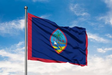 Guam beyaz bulutlu mavi gökyüzü karşı rüzgarda sallayarak bayrak.
