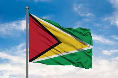 Guyana beyaz bulutlu mavi gökyüzü karşı rüzgarda sallayarak bayrak. Guyana bayrak.