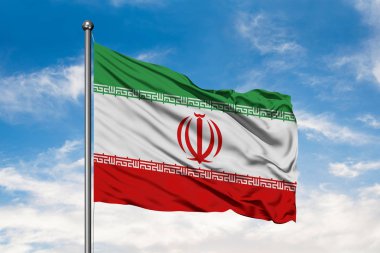Iran beyaz bulutlu mavi gökyüzü karşı rüzgarda sallayarak bayrak. İran bayrağı.