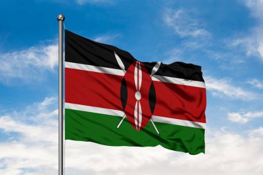 Kenya beyaz bulutlu mavi gökyüzü karşı rüzgarda sallayarak bayrak. Kenya bayrak.
