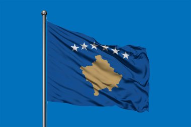 Kosova derin mavi gökyüzü karşı rüzgarda sallayarak bayrak.