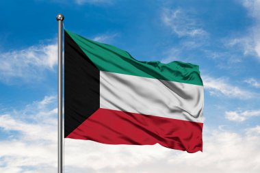 Kuveyt beyaz bulutlu mavi gökyüzü karşı rüzgarda sallayarak bayrak. Kuveyt bayrağı.