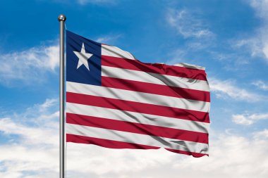 Liberya beyaz bulutlu mavi gökyüzü karşı rüzgarda sallayarak bayrak. Liberya bayrağı.