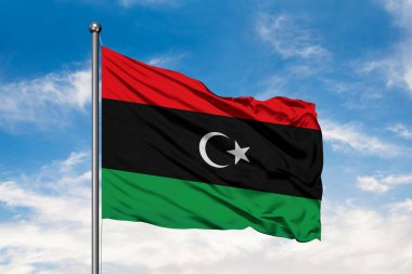 Libya beyaz bulutlu mavi gökyüzü karşı rüzgarda sallayarak bayrak. Libya bayrağı.