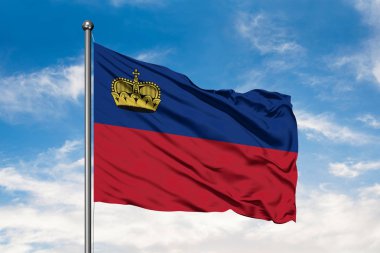 Liechtenstein beyaz bulutlu mavi gökyüzü karşı rüzgarda sallayarak bayrak.