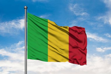 Mali beyaz bulutlu mavi gökyüzü karşı rüzgarda sallayarak bayrak. Malili bayrak.